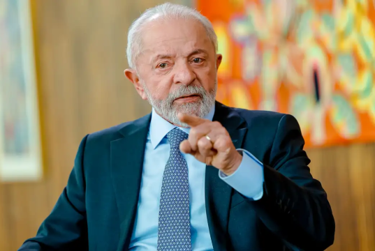 presidente Luiz Inácio Lula da Silva (PT) falando, sério, e apontando pra frente