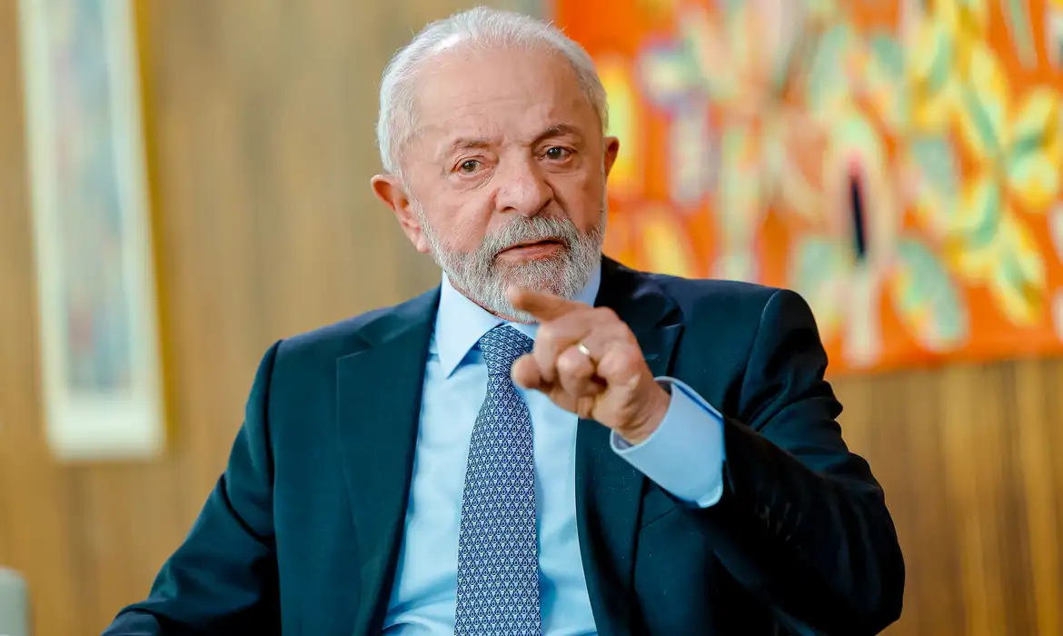 presidente Luiz Inácio Lula da Silva (PT) falando, sério, e apontando pra frente