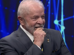 presidente Luiz Inácio Lula da Silva (PT) com a mão no queixo, sorrindo, sem olhar para a câmera