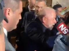 O presidente Luiz Inácio Lula da Silva (PT) cercado de apoiadores na Argentina