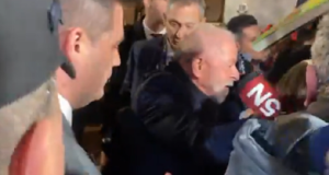 O presidente Luiz Inácio Lula da Silva (PT) cercado de apoiadores na Argentina