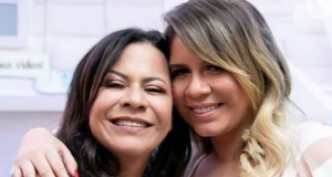 Ruth Moreira e Marília Mendonça abraçadas, sorrindo para a câmera, lado a lado