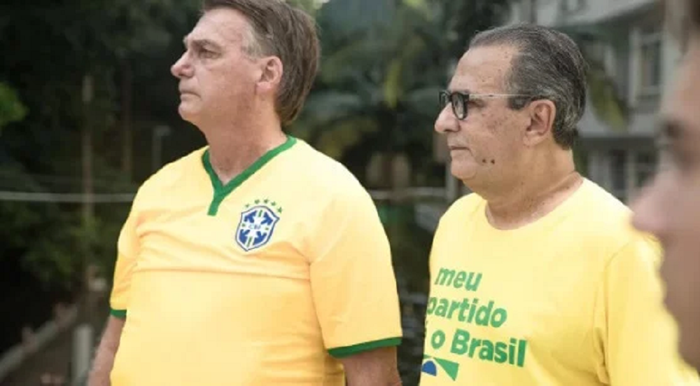 Jair Bolsonaro e Silas Malafaia lado a lado, sérios, em pé, com camisetas verde e amarelas