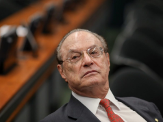 ex-prefeito Paulo Maluf sério, de óculos