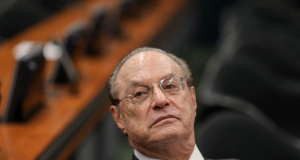 ex-prefeito Paulo Maluf sério, de óculos