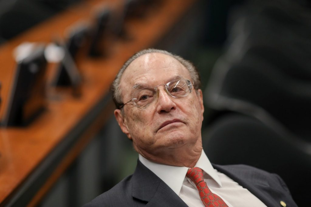 ex-prefeito Paulo Maluf sério, de óculos
