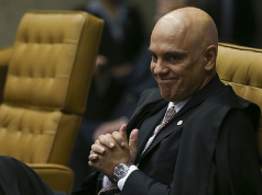 O ministro Alexandre de Moraes, do Supremo Tribunal Federal (STF), com as mãos unidas, sorrindo