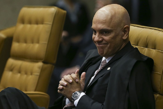 O ministro Alexandre de Moraes, do Supremo Tribunal Federal (STF), com as mãos unidas, sorrindo