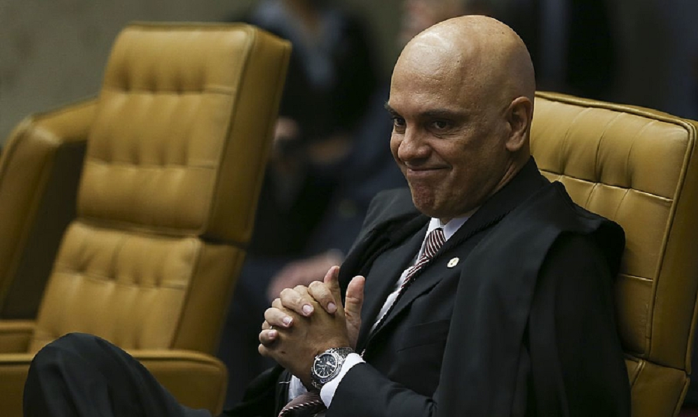 O ministro Alexandre de Moraes, do Supremo Tribunal Federal (STF), com as mãos unidas, sorrindo