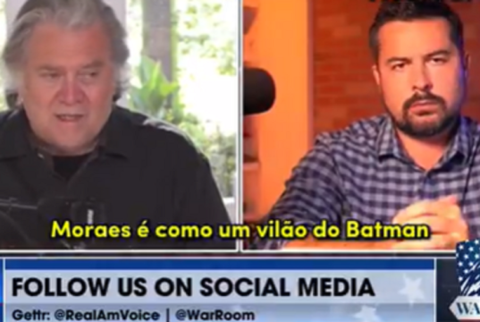 Steve Bannon entrevistando o jornalista Paulo Figueiredo