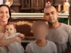 Adolescente com os pais e o irmão