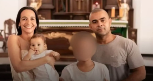 Adolescente com os pais e o irmão