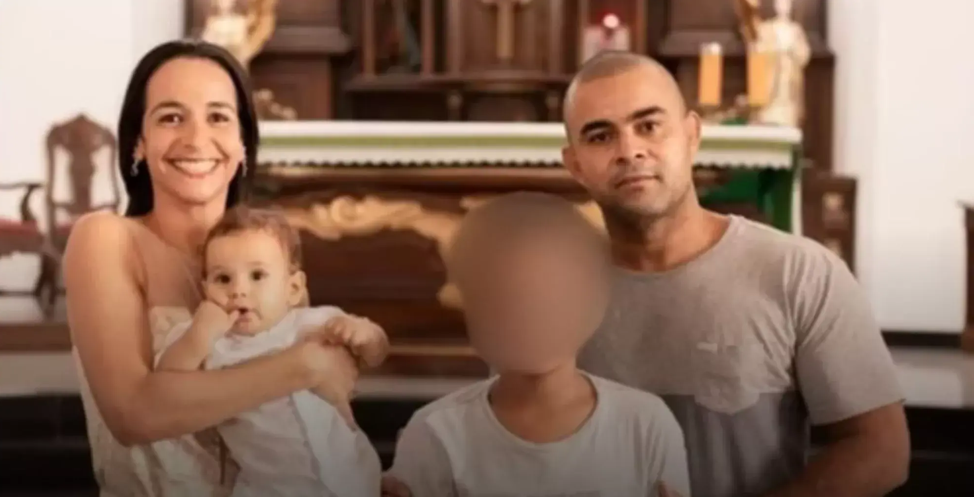 Adolescente com os pais e o irmão