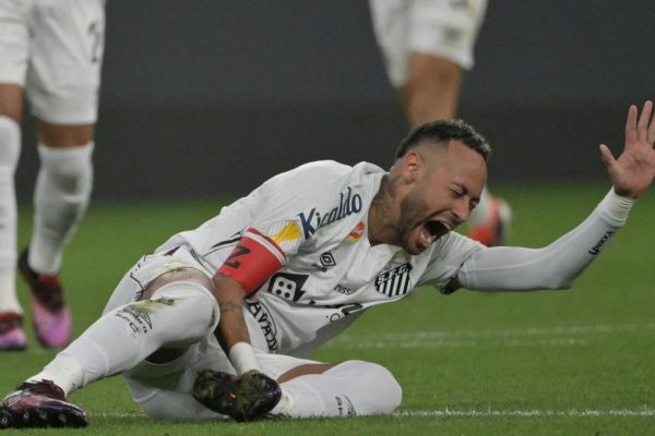 O futebol dos goleiros que caem tem a cara e a índole de Neymar. Por Moisés Mendes