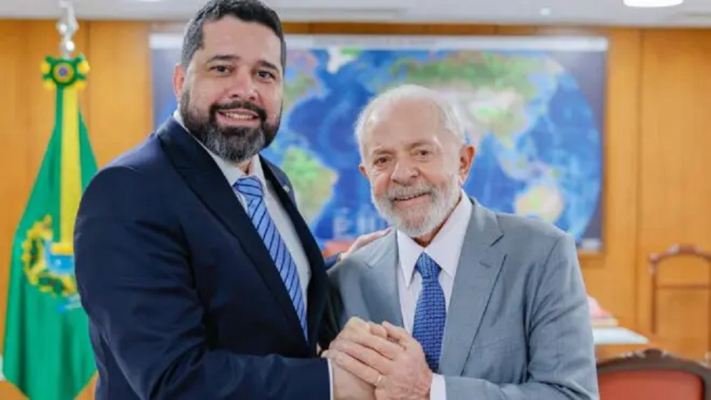 Fabiano Silva dos Santos e Lula sorrindo em aperto de mãos, posando para foto
