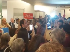 Pessoas aglomeradas na Câmara dos Deputados