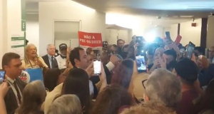 Pessoas aglomeradas na Câmara dos Deputados