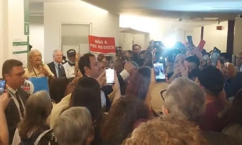 Pessoas aglomeradas na Câmara dos Deputados