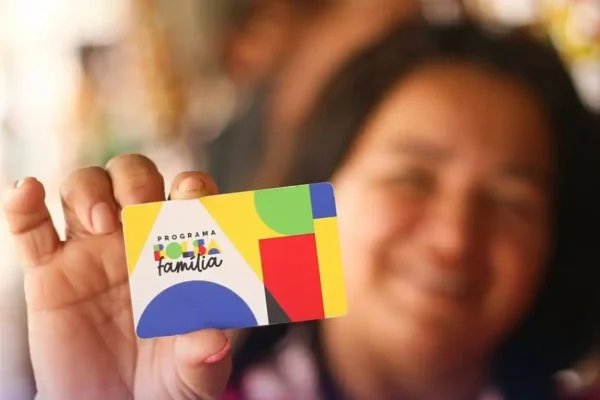 Um milhão de famílias deixam o Bolsa Família em julho após aumento de renda, diz governo