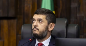 presidente da Assembleia Legislativa do Rio, Rodrigo Bacellar (União), sério, olhando para cima