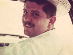 ex-deputado federal Rubens Paiva de chapéu, sorrindo e olhando para trás