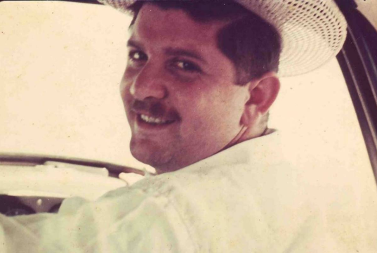 ex-deputado federal Rubens Paiva de chapéu, sorrindo e olhando para trás