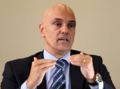 ministro Alexandre de Moraes, do STF, falando e gesticulando, sério