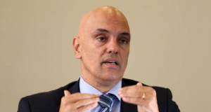 ministro Alexandre de Moraes, do STF, falando e gesticulando, sério