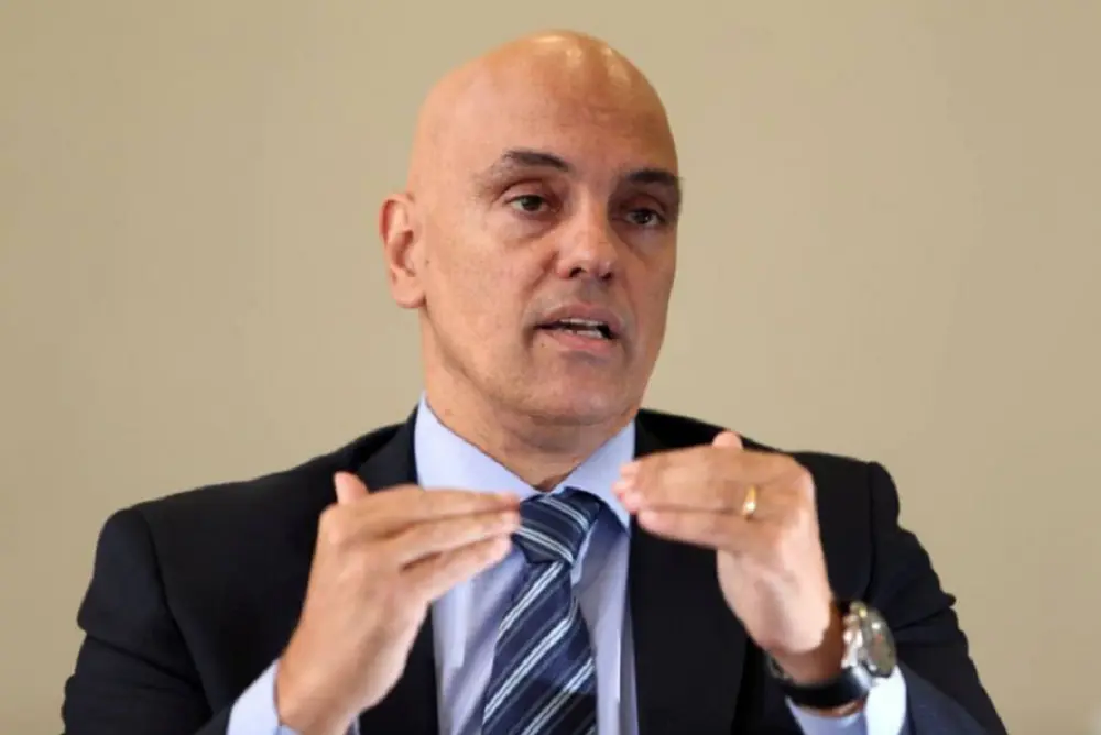ministro Alexandre de Moraes, do STF, falando e gesticulando, sério