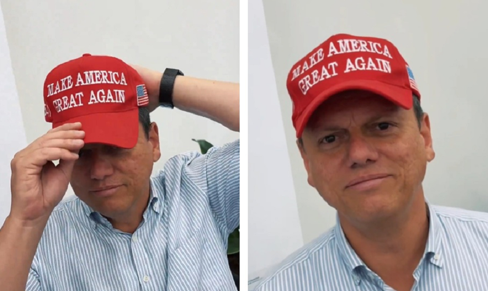 Montagem de duas fotos de Tarcísio de Freitas com boné do Trump