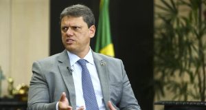 O governador de São Paulo, Tarcísio de Freitas (Republicanos), sério, falando, gesticulando e olhando para o lado