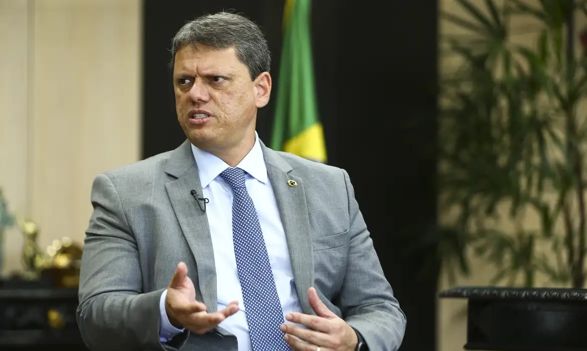 O governador de São Paulo, Tarcísio de Freitas (Republicanos), sério, falando, gesticulando e olhando para o lado