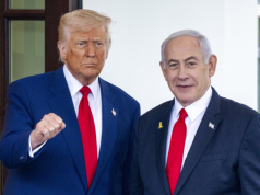 O presidente dos Estados Unidos, Donald Trump, e o premiê de Israel, Benjamin Netanyahu, posando para foto lado a lado