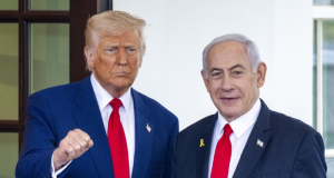 O presidente dos Estados Unidos, Donald Trump, e o premiê de Israel, Benjamin Netanyahu, posando para foto lado a lado