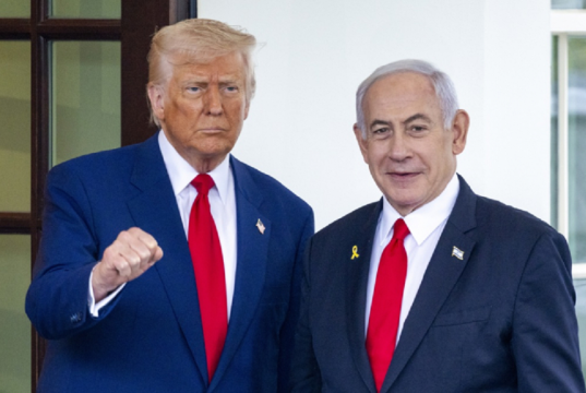 O presidente dos Estados Unidos, Donald Trump, e o premiê de Israel, Benjamin Netanyahu, posando para foto lado a lado