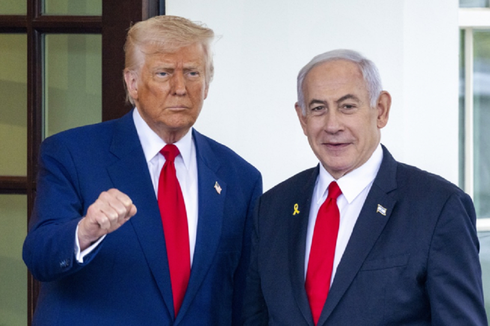 O presidente dos Estados Unidos, Donald Trump, e o premiê de Israel, Benjamin Netanyahu, posando para foto lado a lado