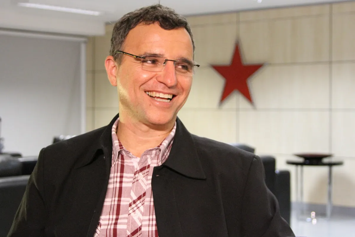 Valter Pomar falando e olhando para o lado