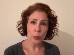 deputada federal licenciada Carla Zambelli (PL-SP) de roupa cinza, falando para a câmera, séria