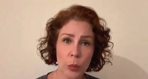 deputada federal licenciada Carla Zambelli (PL-SP) de roupa cinza, falando para a câmera, séria