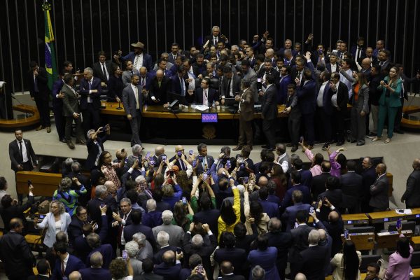 Estadão defende "punição exemplar a quem sequestrou o Congresso para proteger Bolsonaro"