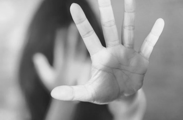 Facão e viatura da Polícia Militar de Mato Grosso ilustram a notícia de tentativa de estupro em Porto dos Gaúchos