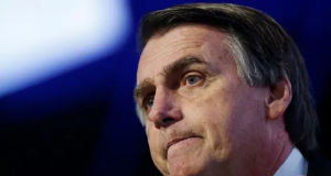 O ex-presidente Jair Bolsonaro (PL) com expressão triste, em close, sem olhar para a câmera