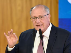 O vice-presidente Geraldo Alckmin (PSB) sério, falando em microfone e gesticulando