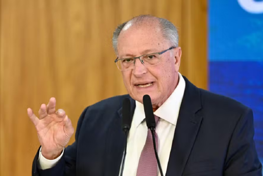 O vice-presidente Geraldo Alckmin (PSB) sério, falando em microfone e gesticulando