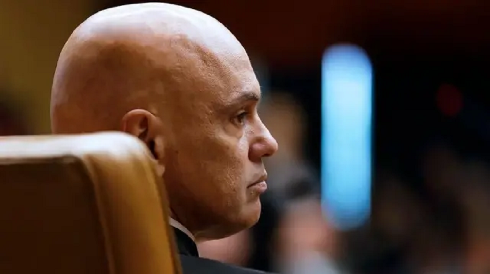 Alexandre de Moraes de perfil, sério, em close