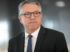 ministro da Saúde, Alexandre Padilha, com expressão pensativa, olhando para o lado, sério, de óculos
