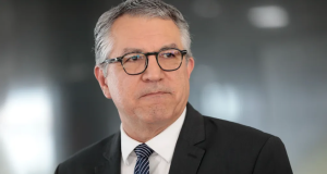 ministro da Saúde, Alexandre Padilha, com expressão pensativa, olhando para o lado, sério, de óculos
