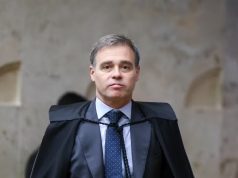 ministro do Supremo Tribunal Federal (STF) André Mendonça. sério, olhando pra frente