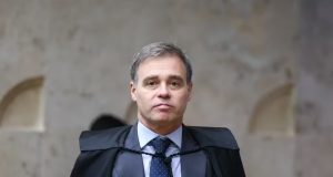 ministro do Supremo Tribunal Federal (STF) André Mendonça. sério, olhando pra frente