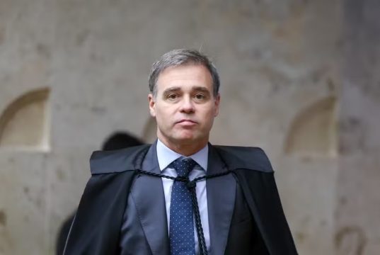 ministro do Supremo Tribunal Federal (STF) André Mendonça. sério, olhando pra frente